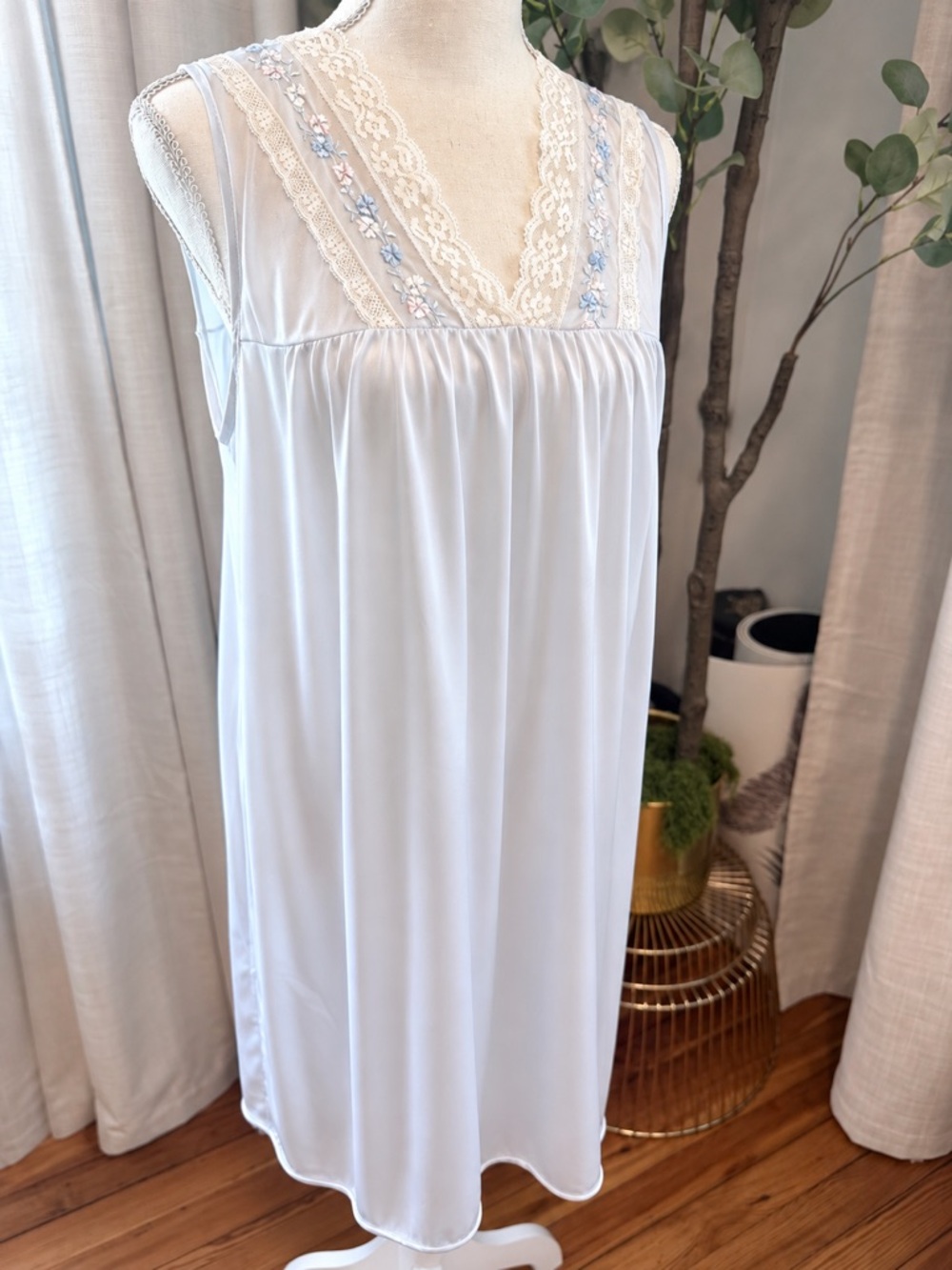 Vintage Katz Elegant Lace-Trim Light Blue Nightgown - Women's Sleepwear